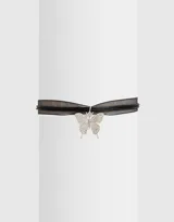 Gargantilla tipo choker con doble cinta de organza negra y dije de mariposa plateada con strass.