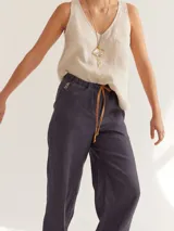 Musculosa color crema de lino, con escote en V y corte holgado.