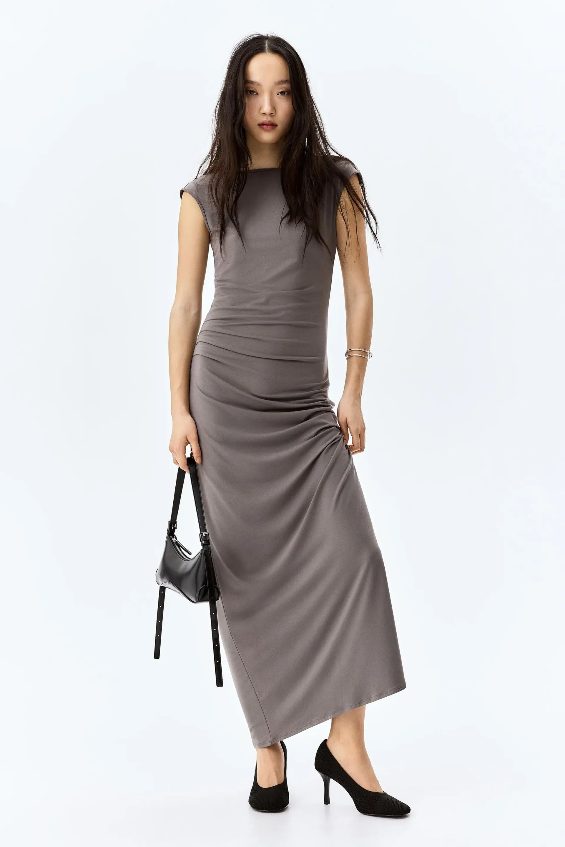 Vestido ajustado con diseño drapeado en H&M Trendo